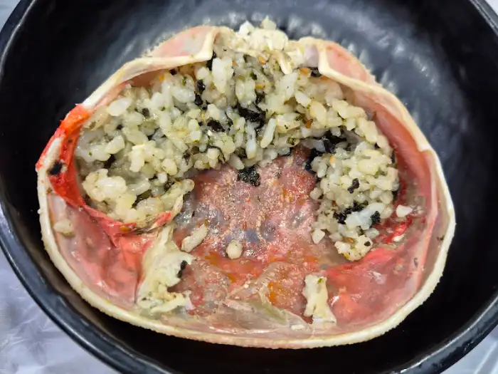 대게 찜통 안의 먹음직스러운 비빔밥