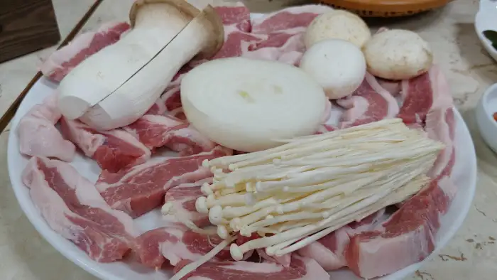 신선한 겹살이 한 판