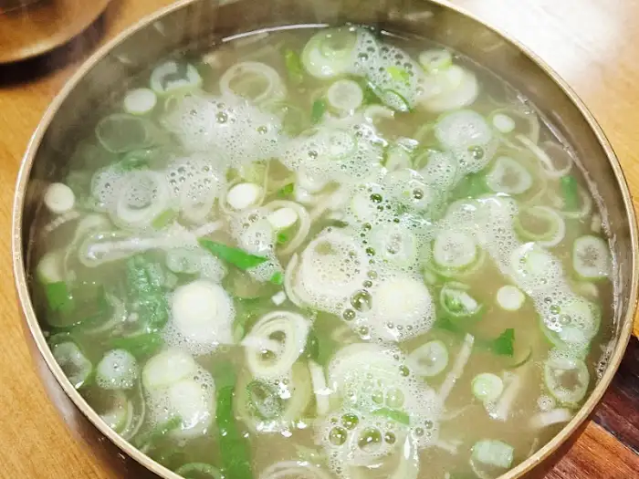 김이 모락모락 나는 맑은 국밥