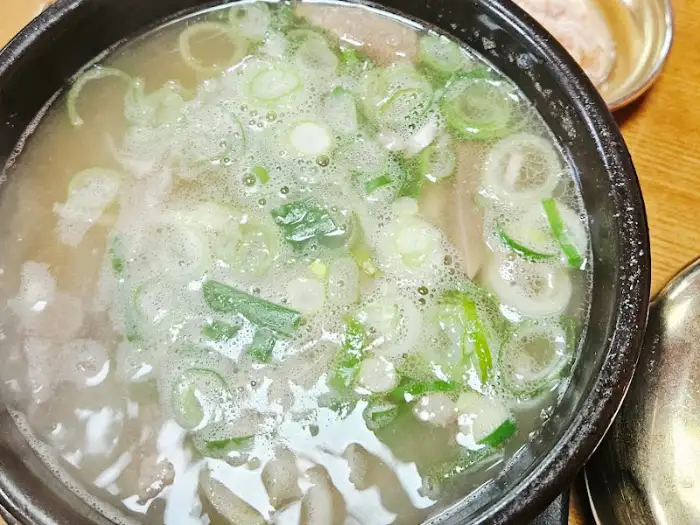풍성한 건더기가 보이는 국밥 클로즈업