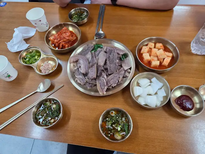 테이블 위에 차려진 푸짐한 한상차림