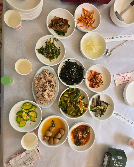 다양한 반찬과 찰밥이 함께 나온 모습