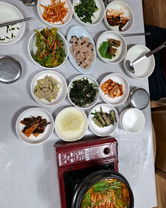 테이블 가득 채운 다양한 반찬들