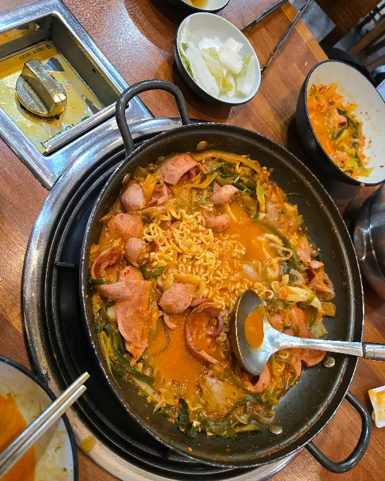 보글보글 끓는 부대찌개
