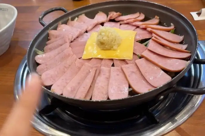 새로 나온 부대찌개 모습 (햄과 치즈)