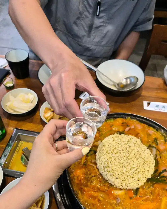 음료 잔을 들고 건배하는 모습