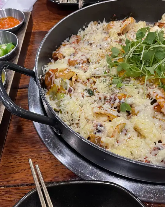치즈가 듬뿍 올라간 닭갈비 모습