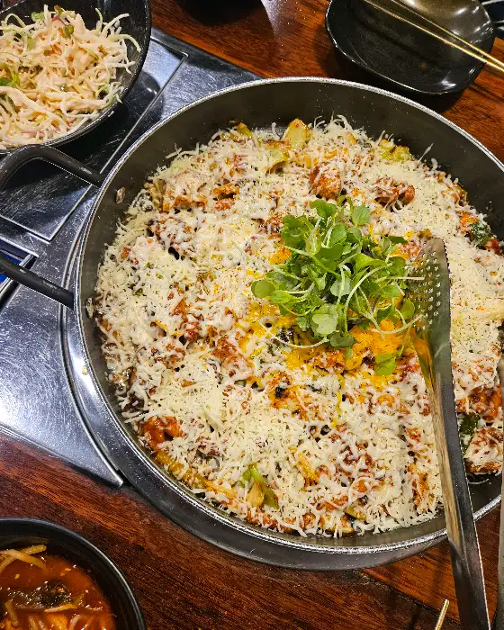 치즈 닭갈비의 치즈 부분 클로즈업