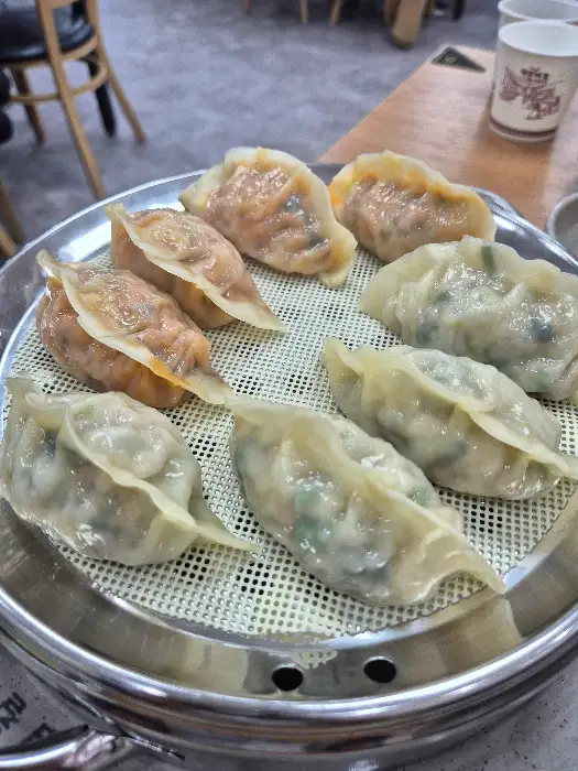 우림칼국수의 먹음직스러운 찐만두와 튀김만두
