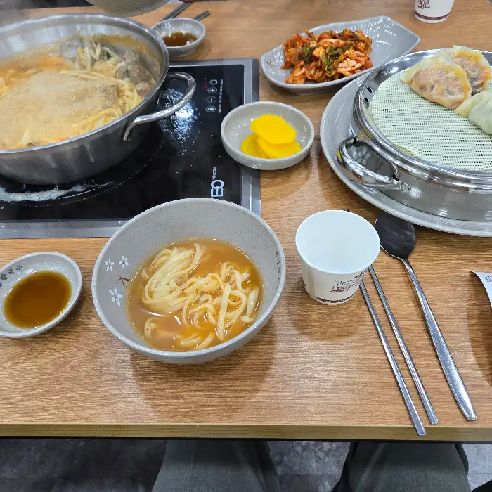 우림칼국수의 바지락 칼국수와 겉절이