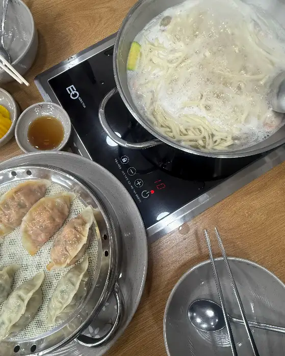 우림칼국수의 넓고 깔끔한 내부 공간