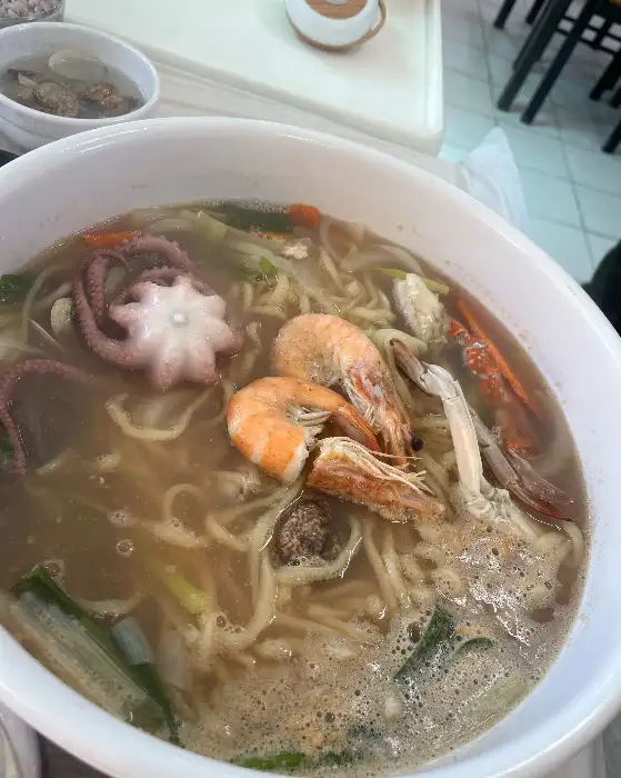 꽃게, 새우, 낙지 등 해물이 가득한 칼국수