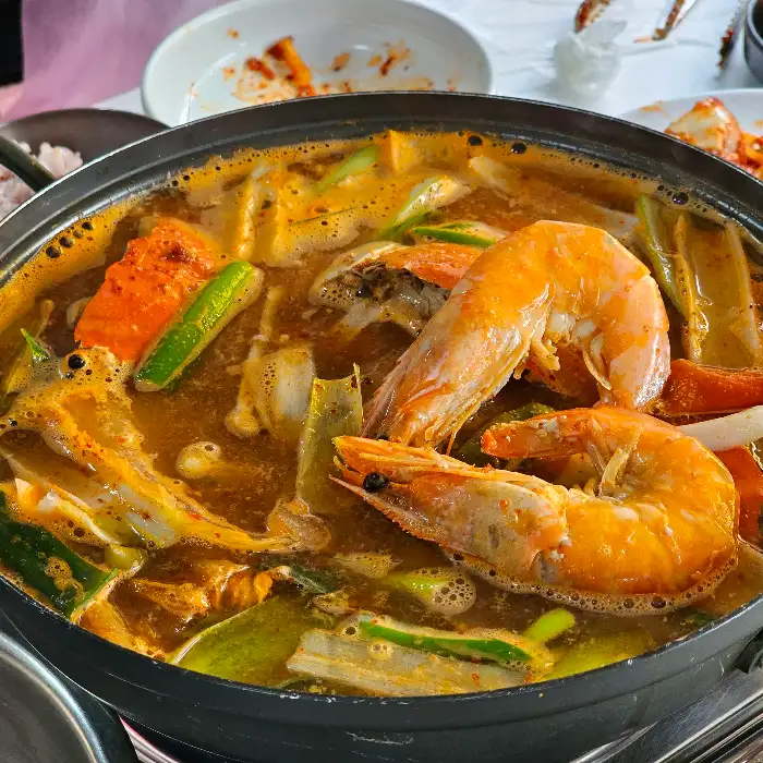 푸짐한 해산물이 가득한 게국지