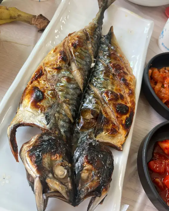 노릇하게 잘 구워진 고등어구이