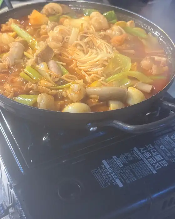 푸짐한 곱창대창전골 속 다양한 재료