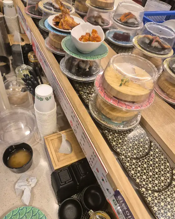스시이안앤의 다양한 초밥 접시들