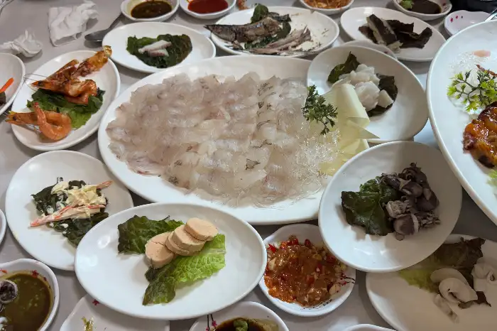테이블 가득 채운 푸짐한 해산물 모듬