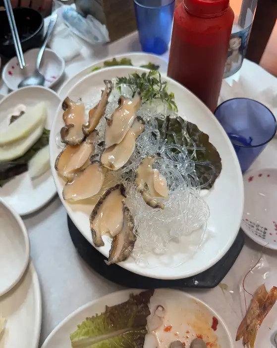 신선한 전복과 조개류가 먹음직스럽게 담긴 플레이트