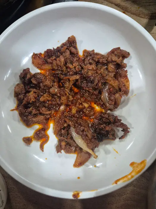 새빨갛게 양념된 불고기 한 접시