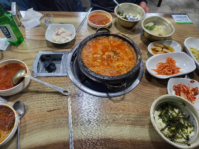 여러 가지 반찬과 탕이 놓인 식탁