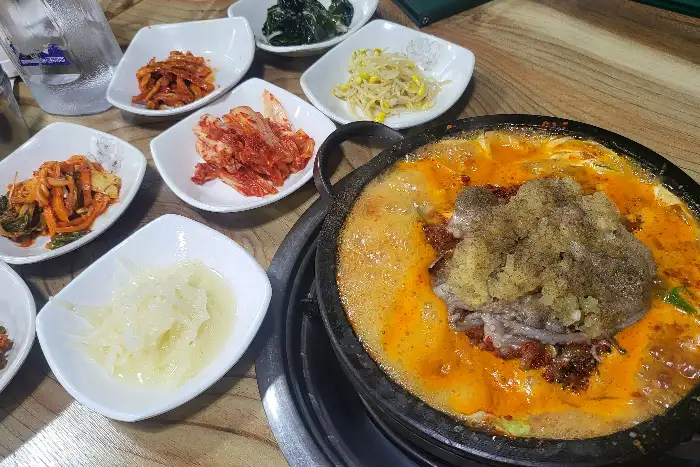 불고기와 함께 나온 다양한 밑반찬