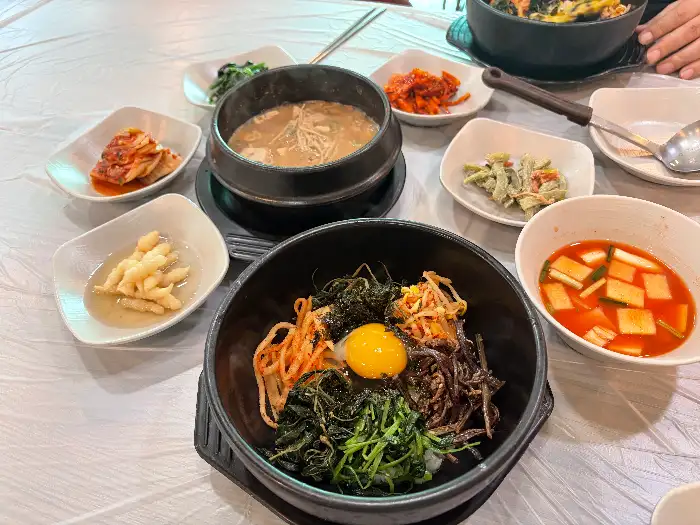 산골짜기 테이블에 차려진 음식들