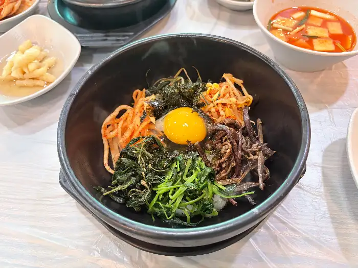 산골짜기의 산채비빔밥