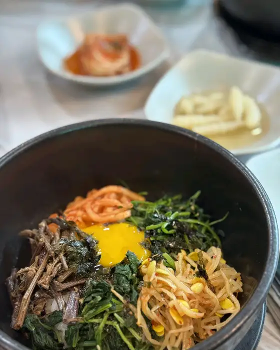 산골짜기의 산채비빔밥 클로즈업