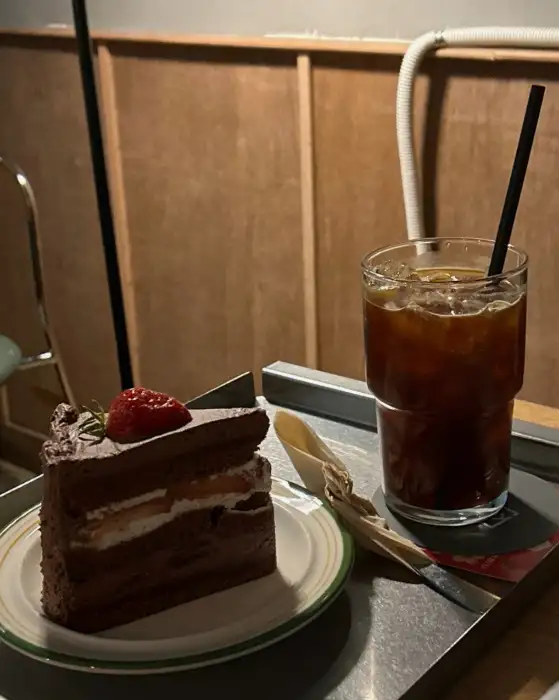 초콜릿 케이크와 아이스 아메리카노