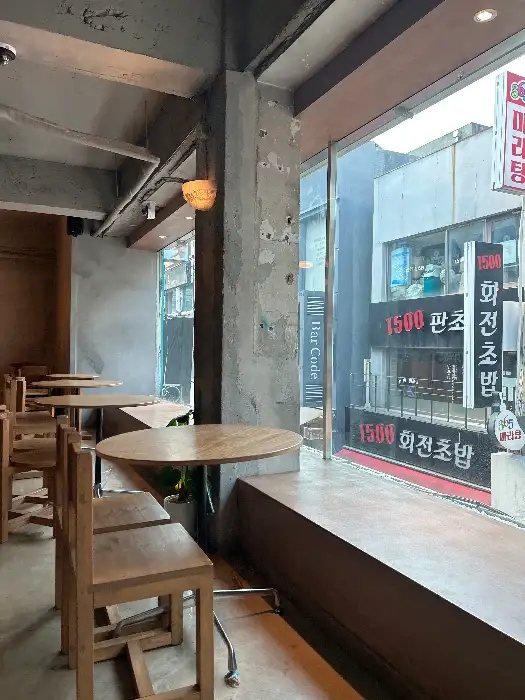 카페 내부와 창가 자리