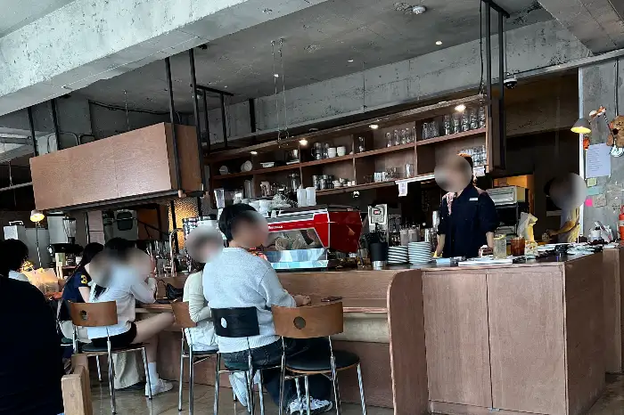 카페 내부 바 카운터