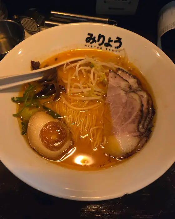 정갈하게 담긴 라멘 토핑