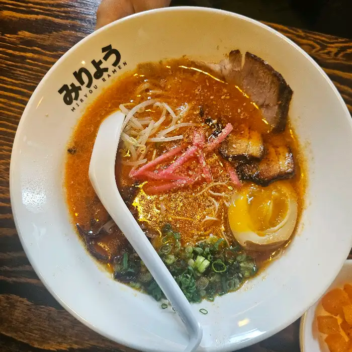 매콤한 맛의 라멘