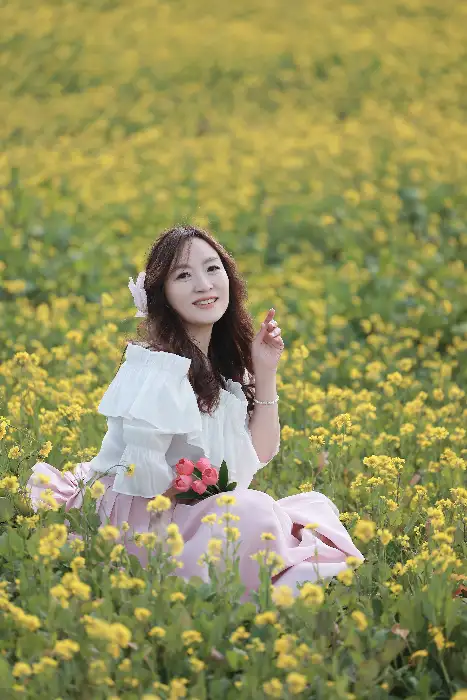 필자가 꽃밭에서 포즈를 취하고 있는 모습