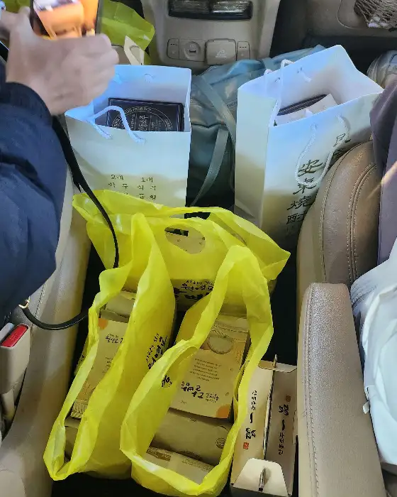 차 트렁크에 실려 있는 여러 개의 쇼핑백.