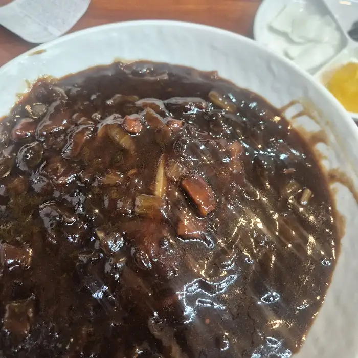 짜장면의 풍성한 비주얼