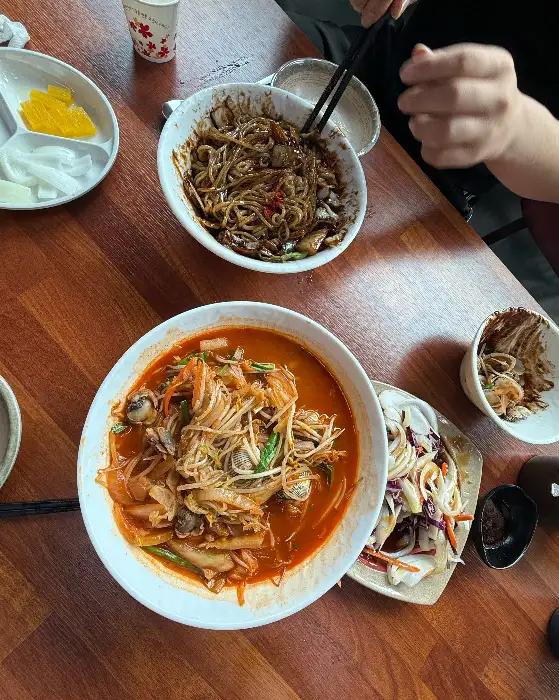 테이블에 차려진 음식들