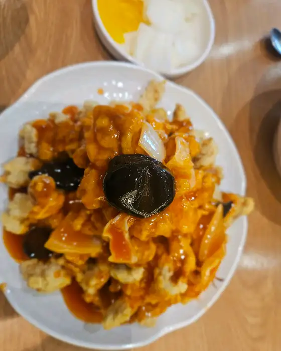 탕수육과 곁들여 나온 야채