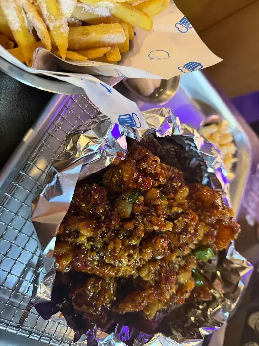 양념이 버무려진 삼미통닭