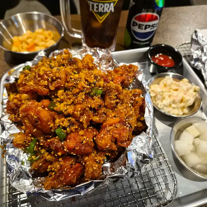 삼미통닭, 떡볶이, 맥주, 곁들임 반찬