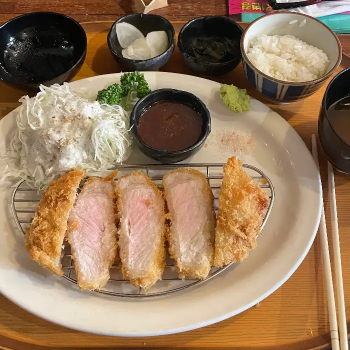 정갈한 돈까스 한 상차림