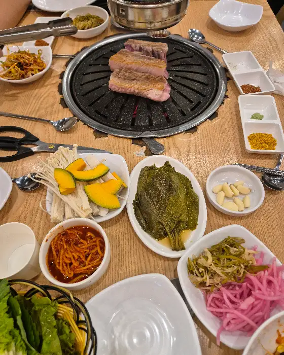 테이블에 놓인 고기와 반찬들
