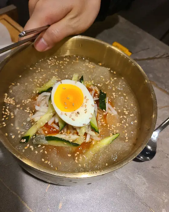 그릇에 담긴 냉면