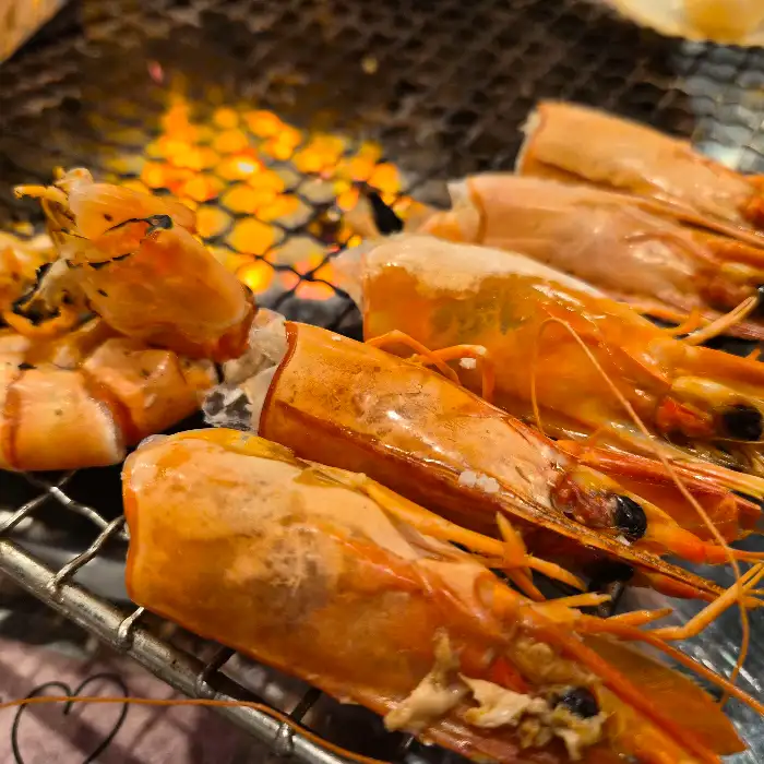 불판 위에서 맛있게 구워지고 있는 통통한 새우들