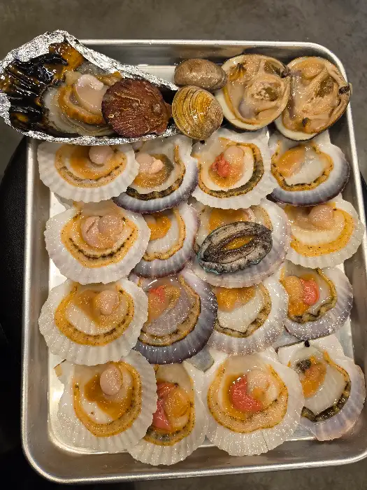 치즈와 함께 제공된 조개구이, 치즈가 녹아내리는 모습
