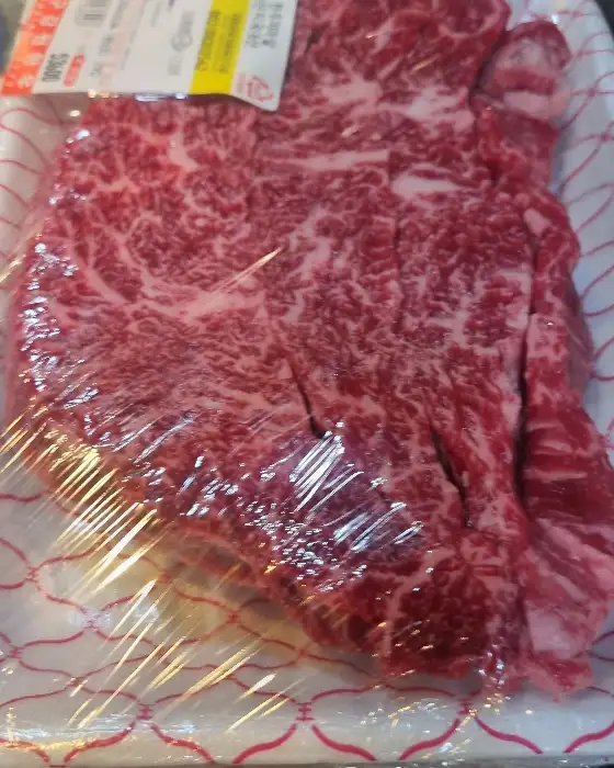 신선하고 마블링이 풍부한 한우 등심 부위 사진