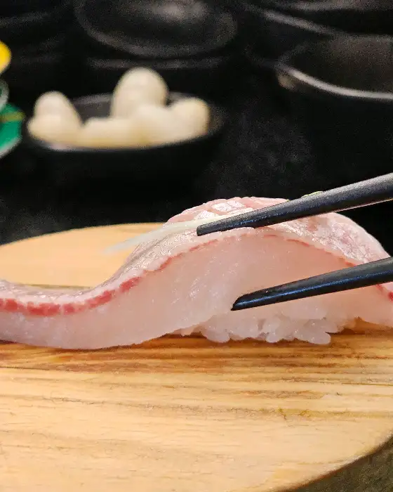 두툼한 횟감이 올라간 흰살 생선 초밥