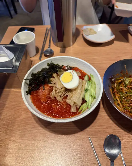 삼겹살과 함께 나온 김치말이국수