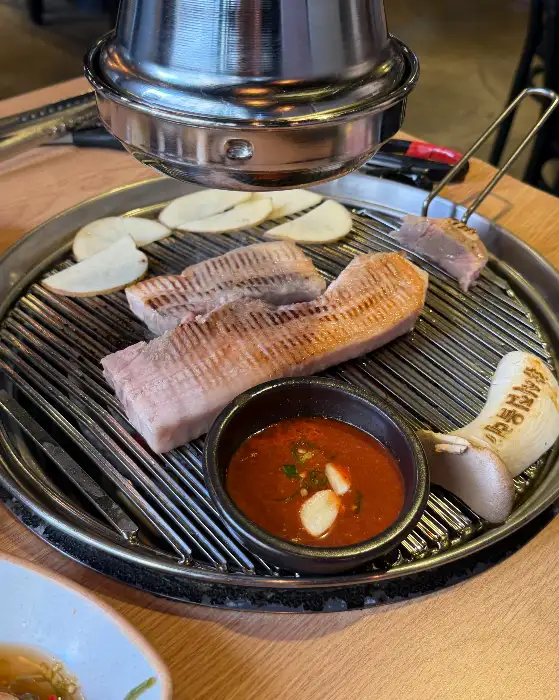 잘 구워진 목살과 멜젓