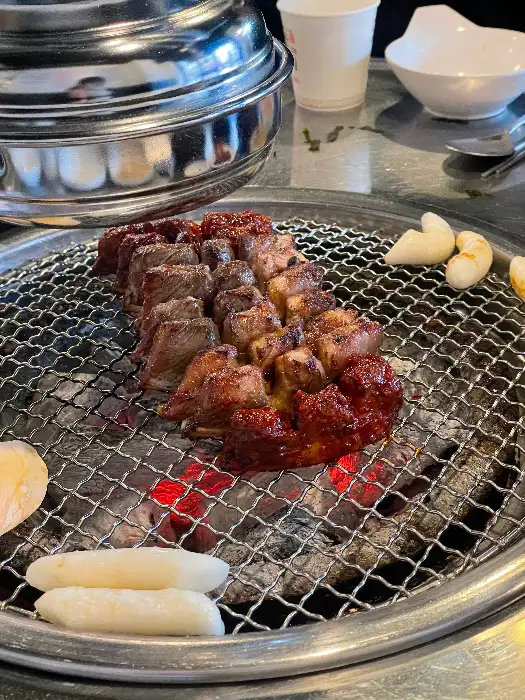 잘 구워진 고기와 떡, 마늘